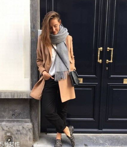 灰色圍巾配什么顏色的衣服好看？來跟著街拍達(dá)人學(xué)學(xué)