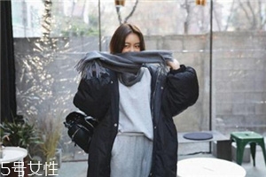 灰色圍巾配什么顏色的衣服好看？來跟著街拍達(dá)人學(xué)學(xué)