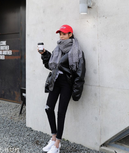 灰色圍巾配什么顏色的衣服好看？來跟著街拍達(dá)人學(xué)學(xué)