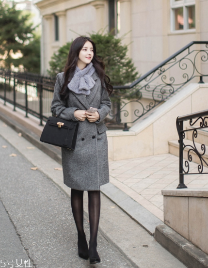 灰色圍巾配什么顏色的衣服好看？來跟著街拍達(dá)人學(xué)學(xué)