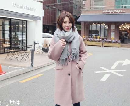 灰色圍巾配什么顏色的衣服好看？來跟著街拍達(dá)人學(xué)學(xué)