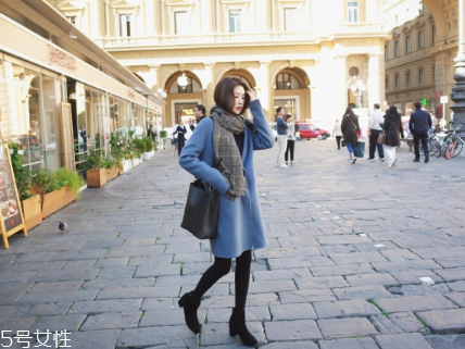 灰色圍巾配什么顏色的衣服好看？來跟著街拍達(dá)人學(xué)學(xué)