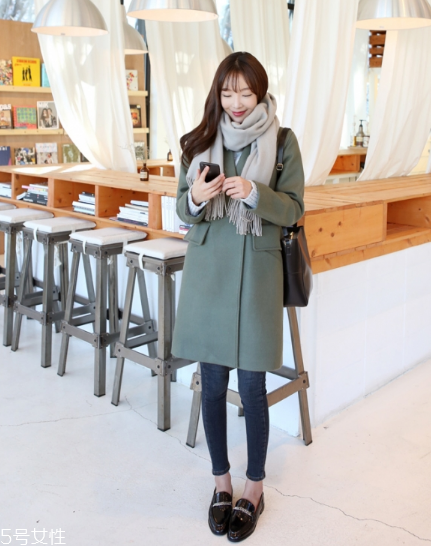 灰色圍巾配什么顏色的衣服好看？來跟著街拍達(dá)人學(xué)學(xué)
