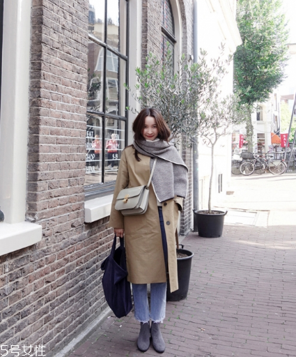 灰色圍巾配什么顏色的衣服好看？來跟著街拍達(dá)人學(xué)學(xué)