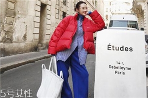 紅色羽絨服搭配什么鞋子？鞋子搭配也是關(guān)鍵