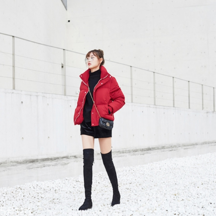 紅色羽絨服搭配什么鞋子？鞋子搭配也是關(guān)鍵