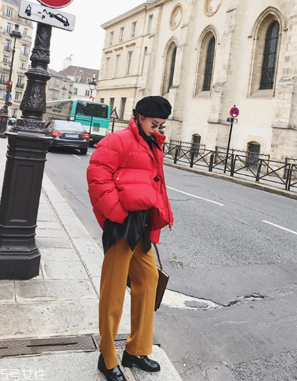 紅色羽絨服搭配什么鞋子？鞋子搭配也是關(guān)鍵