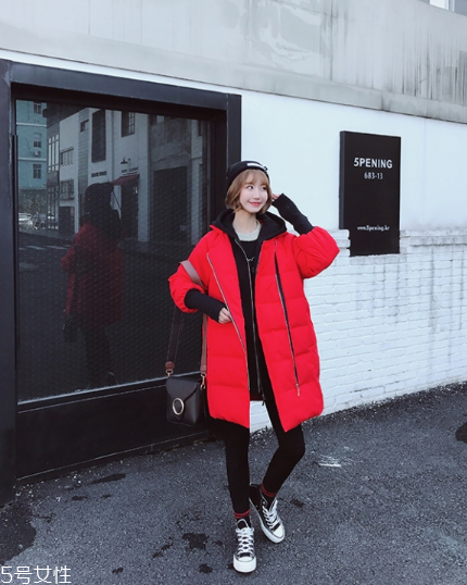 紅色羽絨服搭配什么鞋子？鞋子搭配也是關(guān)鍵