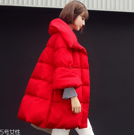 紅色羽絨服里面穿什么？保暖時(shí)尚兩不誤