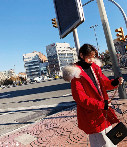 紅色羽絨服里面穿什么？保暖時(shí)尚兩不誤