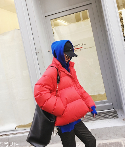 紅色羽絨服里面穿什么？保暖時(shí)尚兩不誤