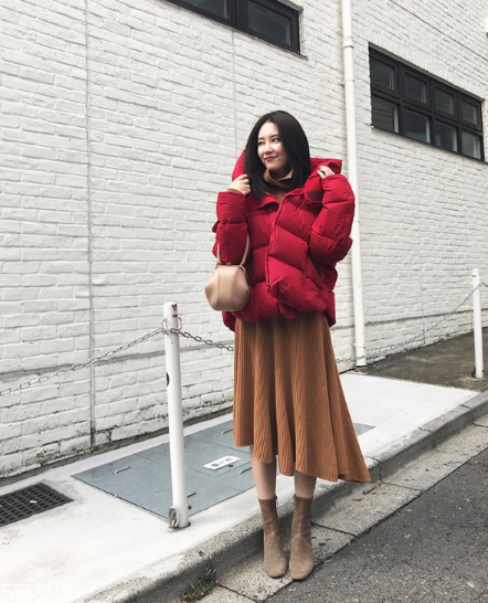 紅色羽絨服里面穿什么？保暖時(shí)尚兩不誤