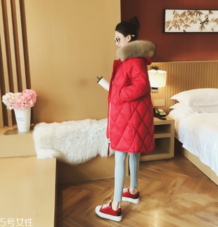 紅色羽絨服搭配什么褲子？四種混搭讓你潮范兒十足