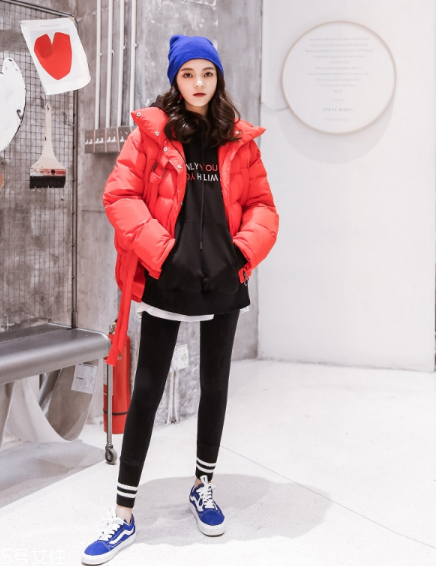 紅色羽絨服搭配什么褲子？四種混搭讓你潮范兒十足