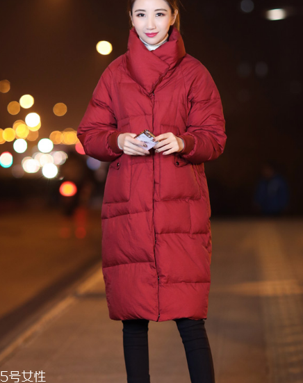 紅色羽絨服搭配什么褲子？四種混搭讓你潮范兒十足