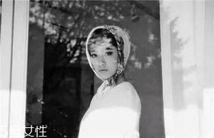 奧黛麗赫本妝容怎么畫教程 時代經(jīng)典復(fù)古妝容 奧黛麗赫本妝容怎么畫教程 時代經(jīng)典復(fù)古妝容