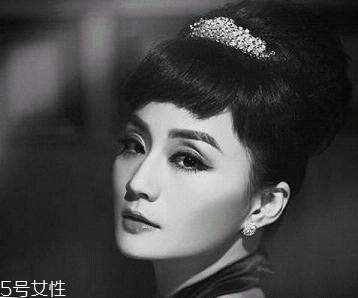 奧黛麗赫本妝容怎么畫教程 時代經(jīng)典復(fù)古妝容 奧黛麗赫本妝容怎么畫教程 時代經(jīng)典復(fù)古妝容