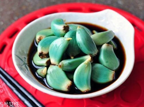 臘八蒜放冷的地方還是熱的地方好？視情況而定