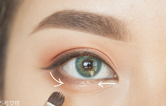 如何化妝使眼睛變大？落日線放大雙眼