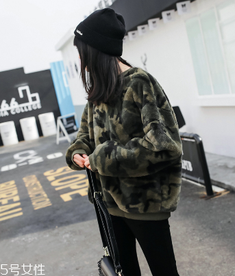 冬天衛(wèi)衣怎么穿更時(shí)髦？小心機(jī)教你把衛(wèi)衣穿出時(shí)尚感