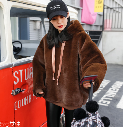 冬天衛(wèi)衣怎么穿更時(shí)髦？小心機(jī)教你把衛(wèi)衣穿出時(shí)尚感