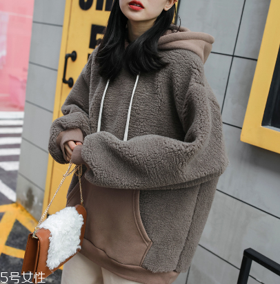 冬天衛(wèi)衣怎么穿更時(shí)髦？小心機(jī)教你把衛(wèi)衣穿出時(shí)尚感