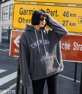 冬天衛(wèi)衣怎么穿更時(shí)髦？小心機(jī)教你把衛(wèi)衣穿出時(shí)尚感