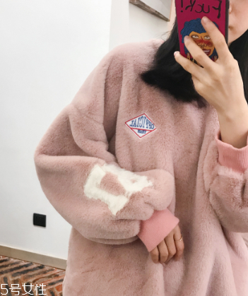 冬天衛(wèi)衣怎么穿更時(shí)髦？小心機(jī)教你把衛(wèi)衣穿出時(shí)尚感