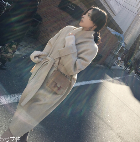 大衣會(huì)越穿越大嗎？一定要注意這幾個(gè)壞習(xí)慣