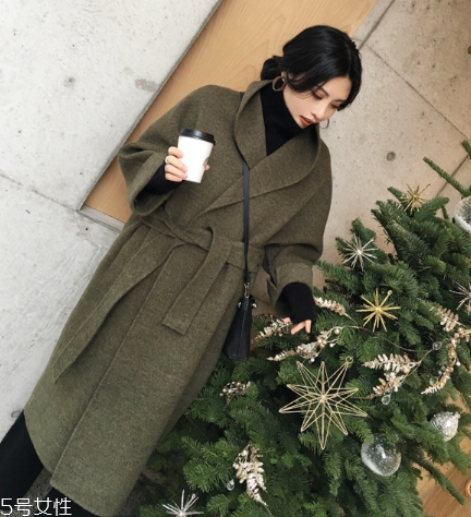 大衣和羽絨服哪個保暖？這個冬天不會冷