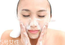 潔面乳和洗面奶是一種產(chǎn)品嗎？洗面奶適合干皮