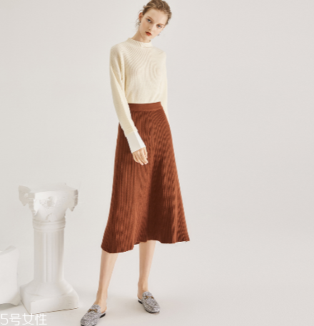 過(guò)膝長(zhǎng)裙怎么搭配？冬日的花樣穿搭