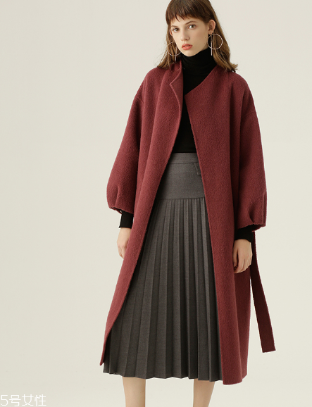 過(guò)膝長(zhǎng)裙怎么搭配？冬日的花樣穿搭