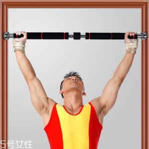 單杠的好處有哪些？練習單杠好處多多