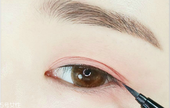 西柚色眼影怎么畫？教你畫高冷女神妝容