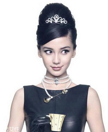 奧黛麗赫本妝容怎么畫教程 時代經(jīng)典復(fù)古妝容 奧黛麗赫本妝容怎么畫教程 時代經(jīng)典復(fù)古妝容