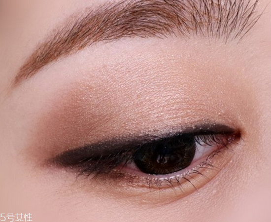 大地色眼影是什么顏色？上班族大眼妝教程