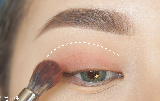 如何化妝使眼睛變大？落日線放大雙眼