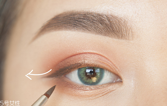 如何化妝使眼睛變大？落日線放大雙眼