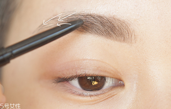 如何化妝使眼睛變大？落日線放大雙眼