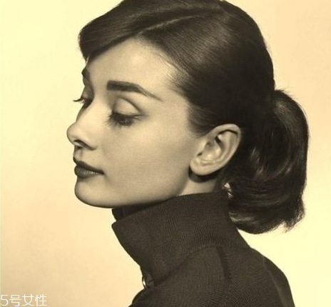 奧黛麗赫本妝容怎么畫教程 時代經(jīng)典復(fù)古妝容 奧黛麗赫本妝容怎么畫教程 時代經(jīng)典復(fù)古妝容