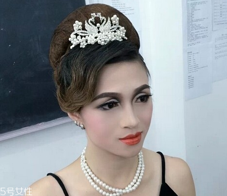 奧黛麗赫本妝容怎么畫教程 時代經(jīng)典復(fù)古妝容 奧黛麗赫本妝容怎么畫教程 時代經(jīng)典復(fù)古妝容