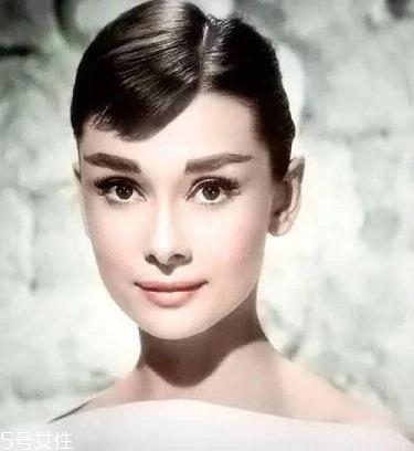 奧黛麗赫本妝容怎么畫教程 時代經(jīng)典復(fù)古妝容 奧黛麗赫本妝容怎么畫教程 時代經(jīng)典復(fù)古妝容