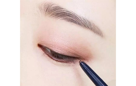 豆沙色眼妝怎么畫？超受歡迎的空氣眼妝畫法