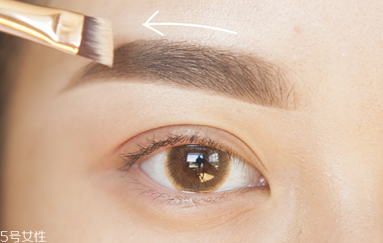 如何化妝使眼睛變大？落日線放大雙眼