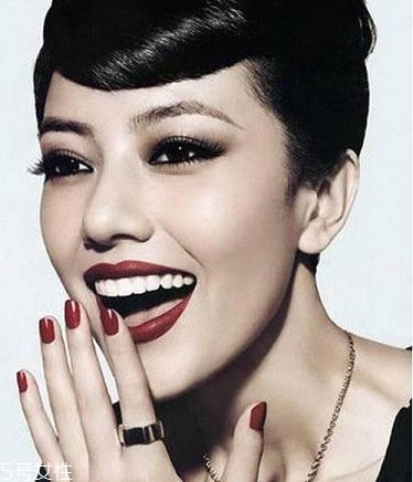 奧黛麗赫本妝容怎么畫教程 時代經(jīng)典復(fù)古妝容 奧黛麗赫本妝容怎么畫教程 時代經(jīng)典復(fù)古妝容