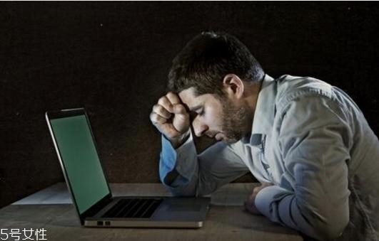 熬夜后吐血是怎么回事？疾病是主因