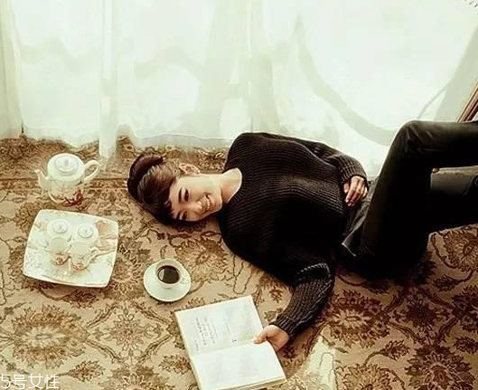 奧黛麗赫本妝容怎么畫教程 時代經(jīng)典復(fù)古妝容 奧黛麗赫本妝容怎么畫教程 時代經(jīng)典復(fù)古妝容