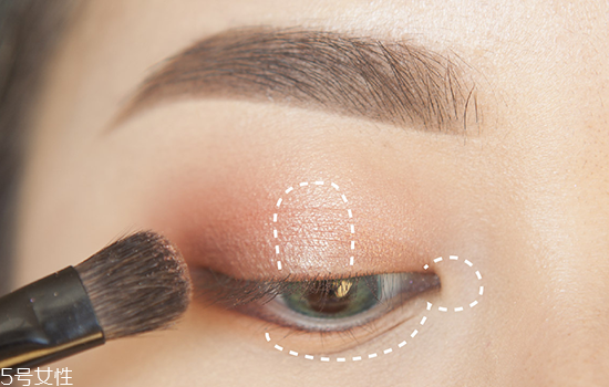 如何化妝使眼睛變大？落日線放大雙眼