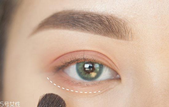 如何化妝使眼睛變大？落日線放大雙眼